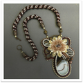 Floral pendant with agate