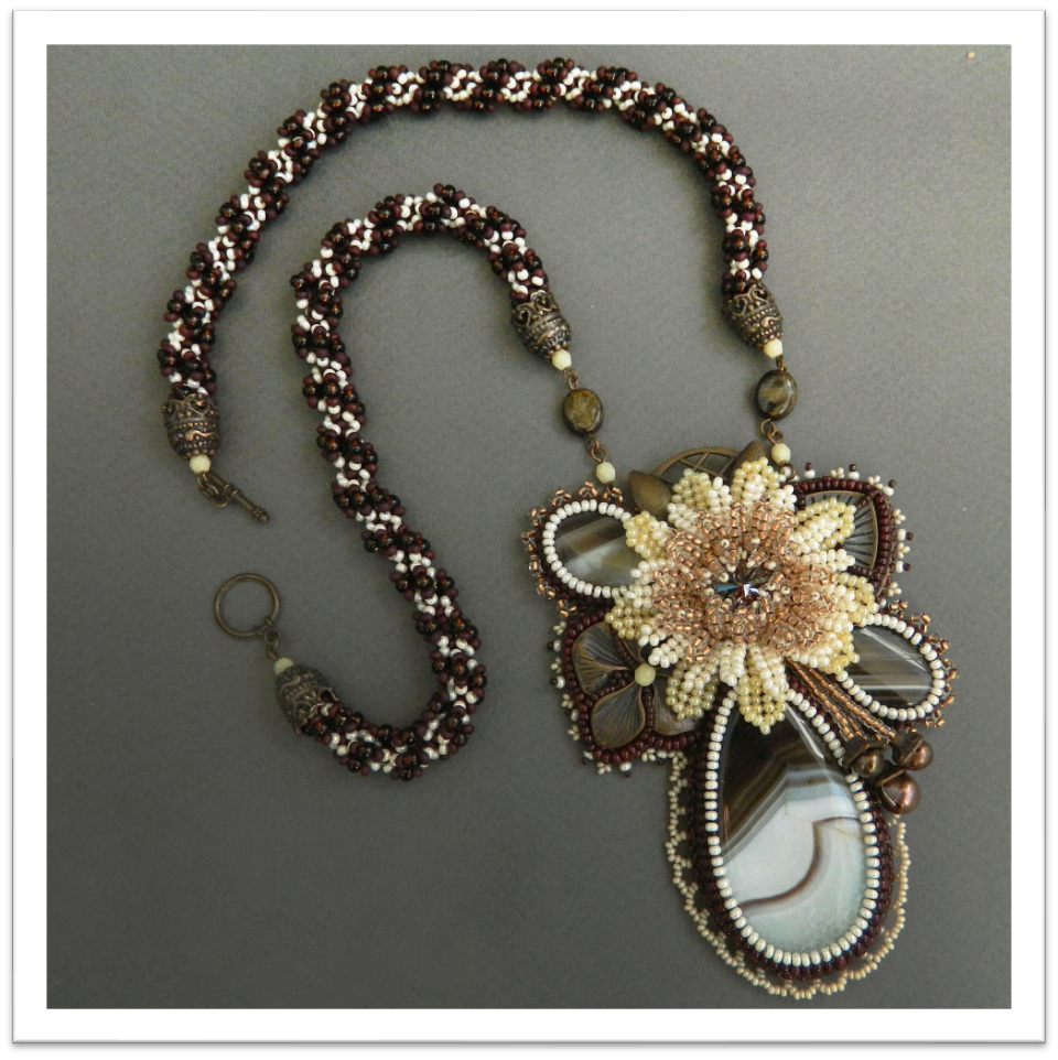 Floral pendant with agate