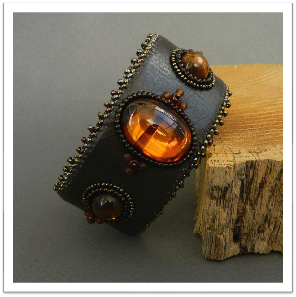 Leather bracelet with Czech cabochon