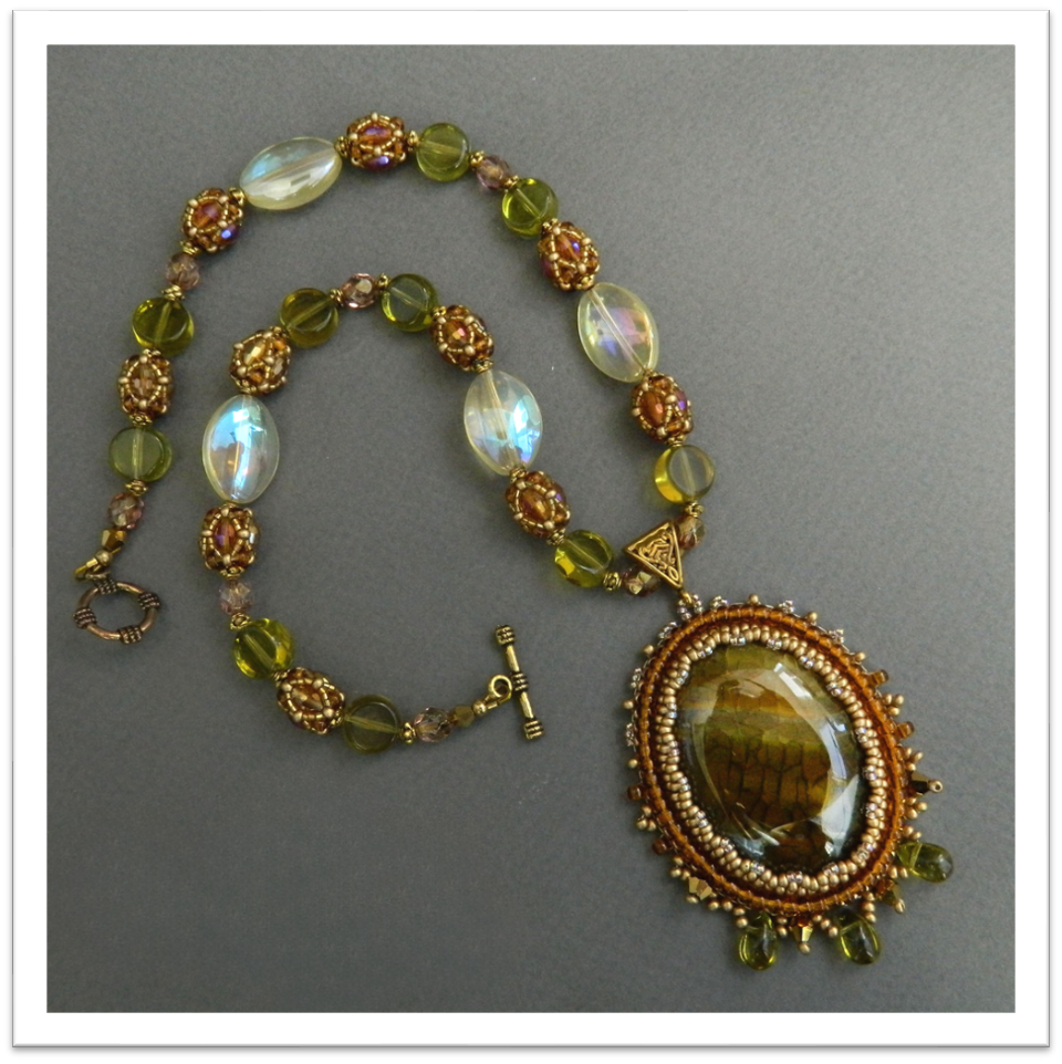 Pendant with agate and woven beads