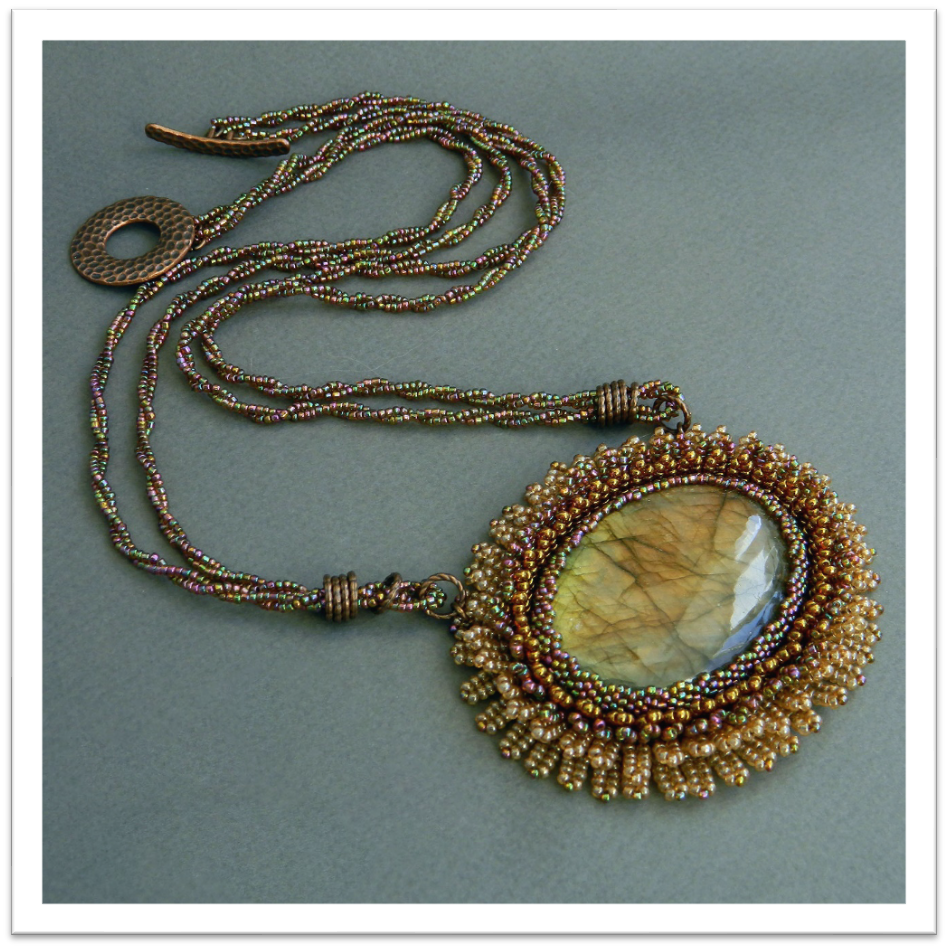 Pendant with labradorite