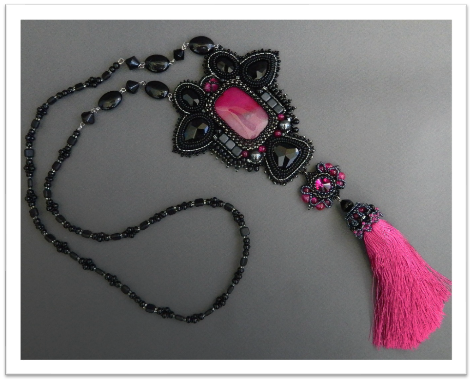 Pendant with pink agate