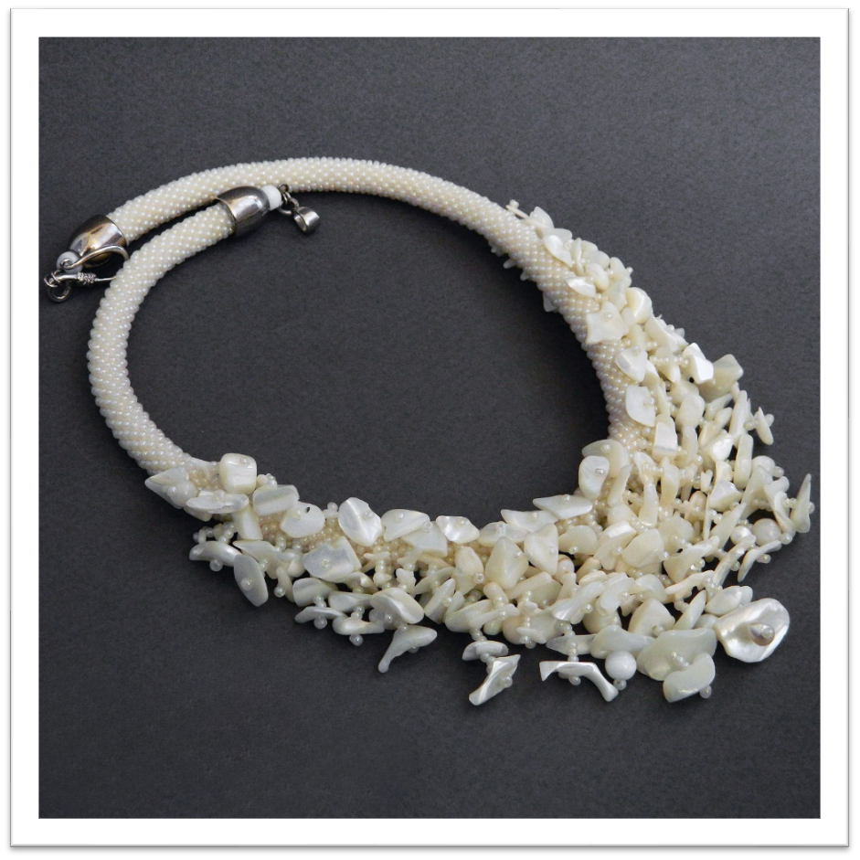 Rope necklace with mother-of-pearl